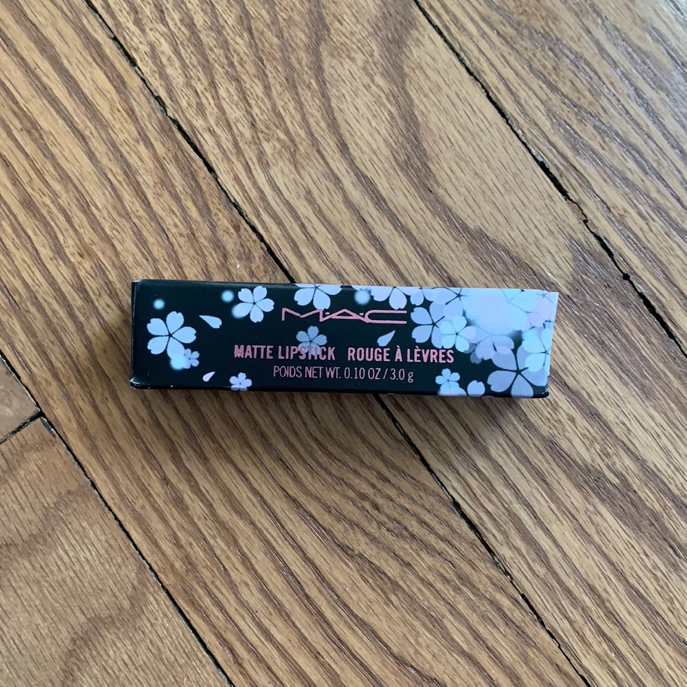 Mac matte lipstick color: moody bloom